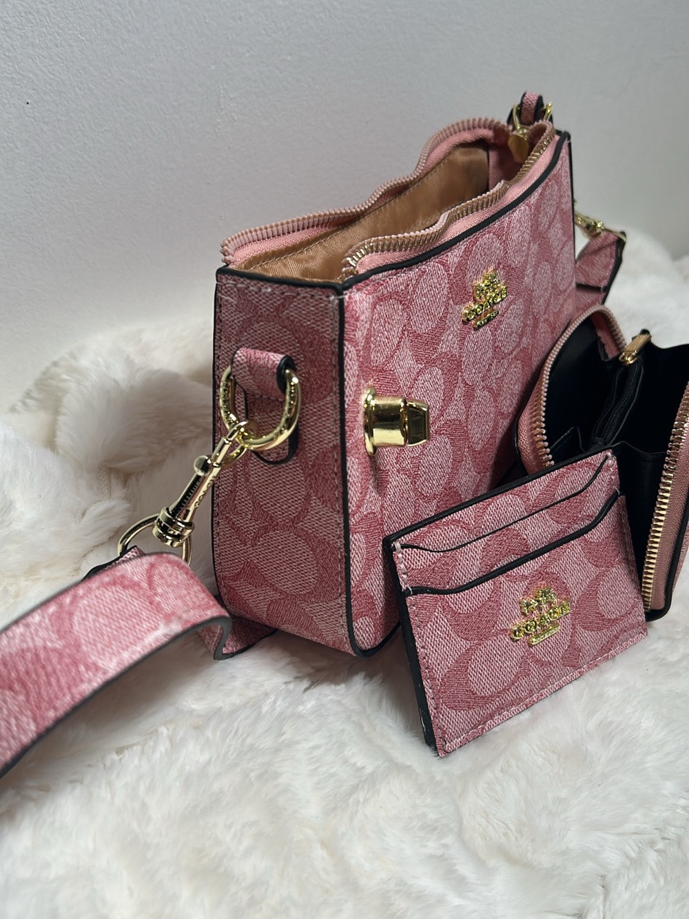 Pink Coach Set - Picture 6 of 6